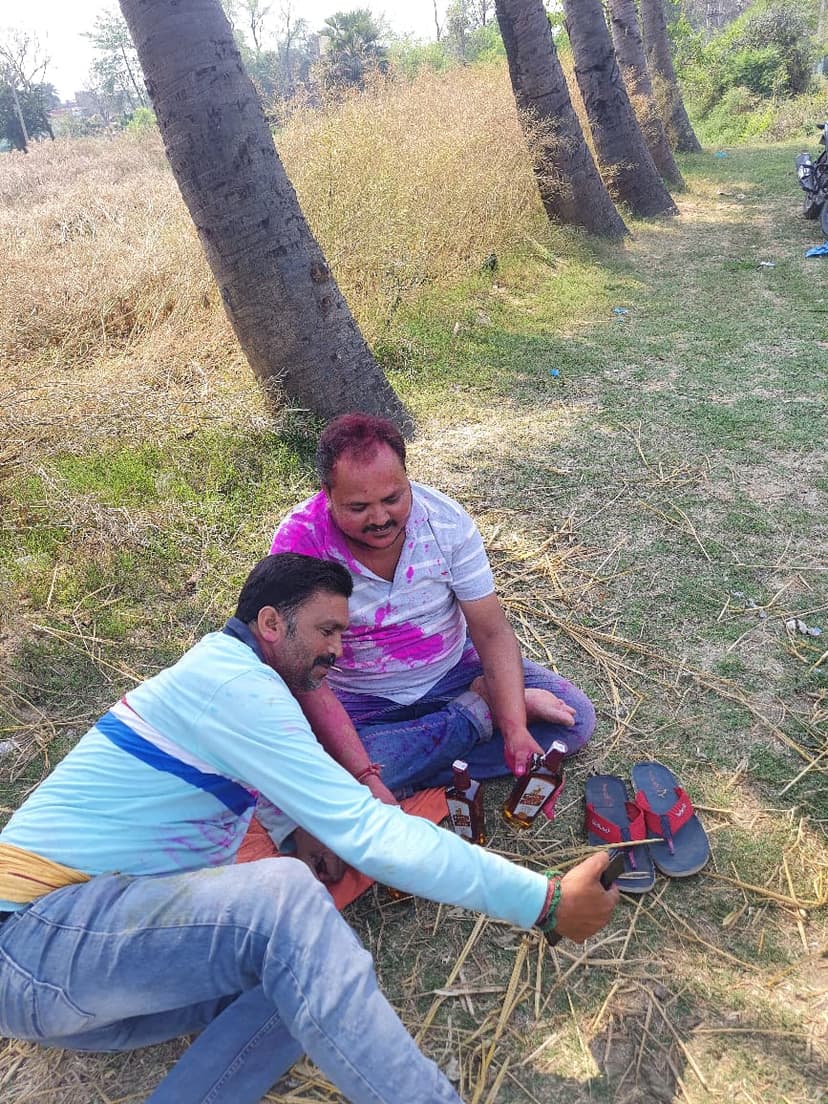 जेडीयू नेता ने शराबबंदी को दिखाया ठेंगा, फोटो वायरल