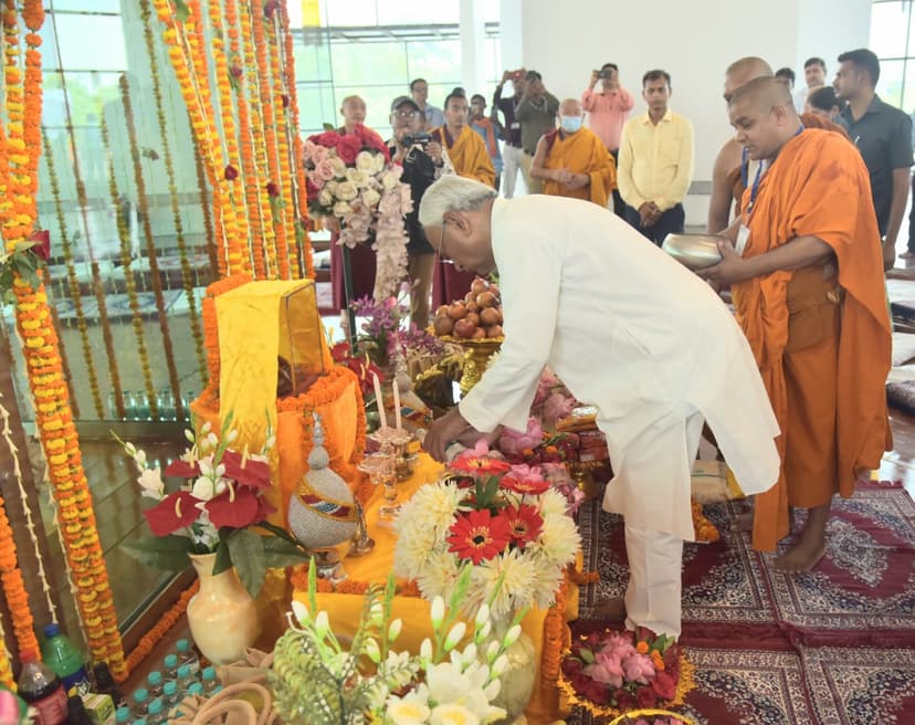 बुद्ध पूर्णिमा के अवसर पर सीएम नीतीश कुमार ने बुद्ध स्मृति पार्क पहुंच विपश्यना केन्द्र में लगाया ध्यान