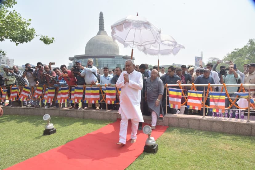 बुद्ध पूर्णिमा के अवसर पर सीएम नीतीश कुमार ने बुद्ध स्मृति पार्क पहुंच विपश्यना केन्द्र में लगाया ध्यान
