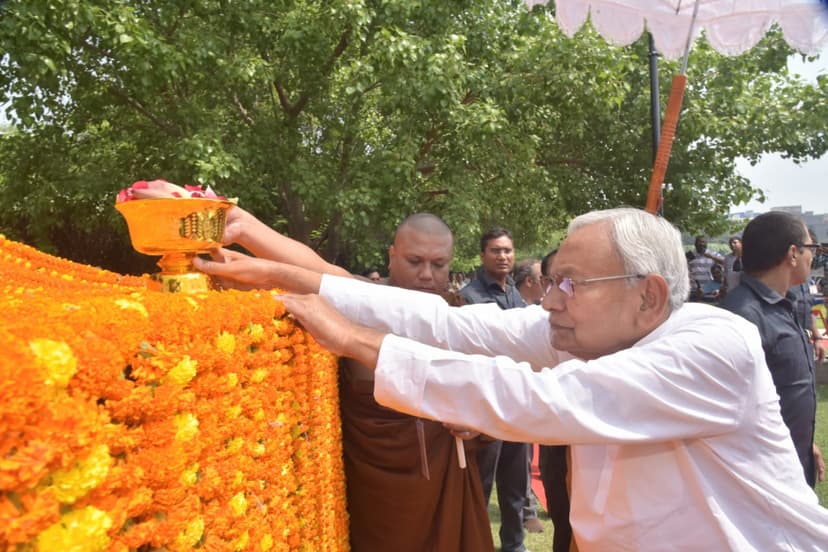बुद्ध पूर्णिमा के अवसर पर सीएम नीतीश कुमार ने बुद्ध स्मृति पार्क पहुंच विपश्यना केन्द्र में लगाया ध्यान