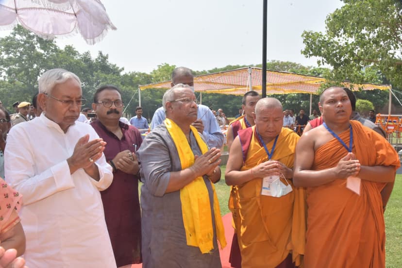 बुद्ध पूर्णिमा के अवसर पर सीएम नीतीश कुमार ने बुद्ध स्मृति पार्क पहुंच विपश्यना केन्द्र में लगाया ध्यान