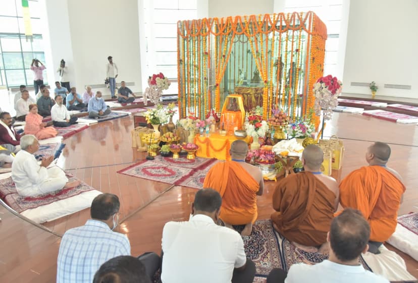 बुद्ध पूर्णिमा के अवसर पर सीएम नीतीश कुमार ने बुद्ध स्मृति पार्क पहुंच विपश्यना केन्द्र में लगाया ध्यान