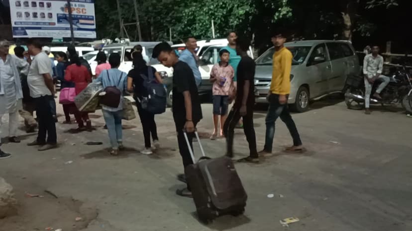 बड़हिया वासियों के आन्दोलन से हावड़ा-दिल्ली रेलखंड पर परिचालन ठप..परेशान हैं रेलयात्री और अधिकारी