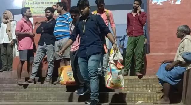 बड़हिया वासियों के आन्दोलन से हावड़ा-दिल्ली रेलखंड पर परिचालन ठप..परेशान हैं रेलयात्री और अधिकारी