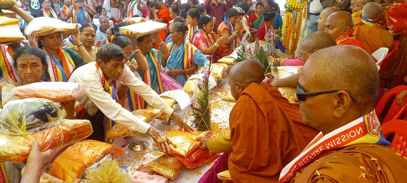 कोरोना काल के 2 साल बाद बोधगया में कठिन चीवरदान का आयोजन...