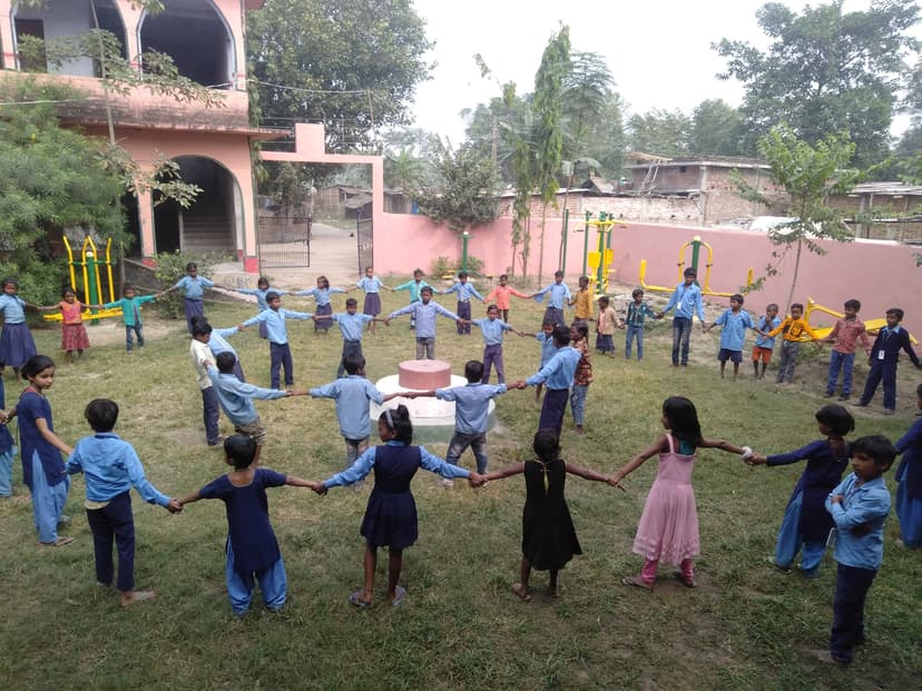 कॉपी—किताब के बिना बच्चों ने स्कूल में जमकर लुत्फ उठाया
