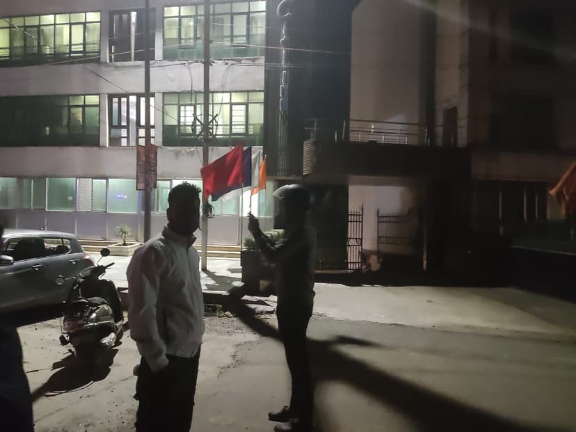 जमशेदपुर में एकाएक 3 फीट झुक गई चार मंजिला बिल्डिंग..मचा हड़कंप