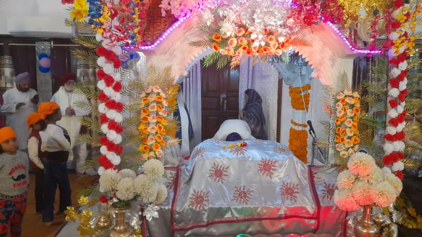 पंजाब से आए कथा वाचक हरदीप सिंह ने गुरूवाणी का किया गायन ..