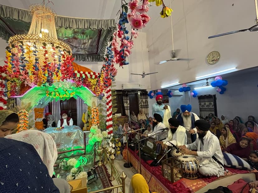 पंजाब से आए कथा वाचक हरदीप सिंह ने गुरूवाणी का किया गायन ..