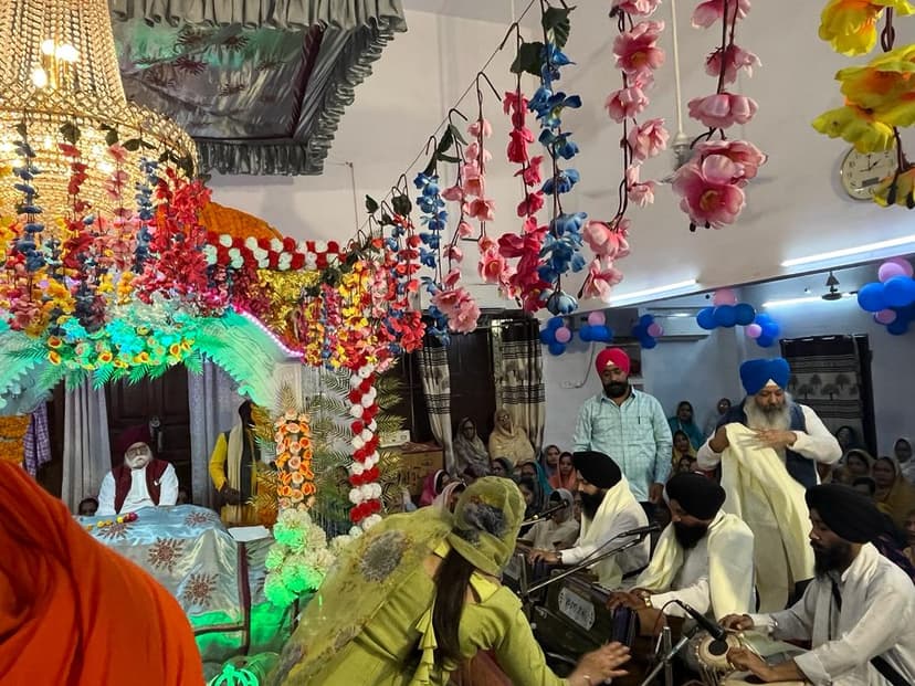 पंजाब से आए कथा वाचक हरदीप सिंह ने गुरूवाणी का किया गायन ..