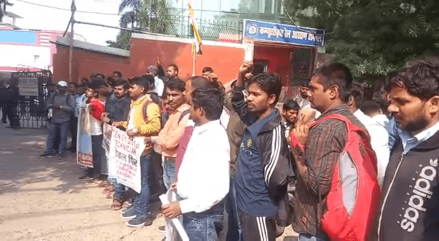 नियुक्ति पत्र की मांग को लेकर सैकड़ों अभ्यर्थियों ने RRB महेन्द्रू के समक्ष किया प्रदर्शन