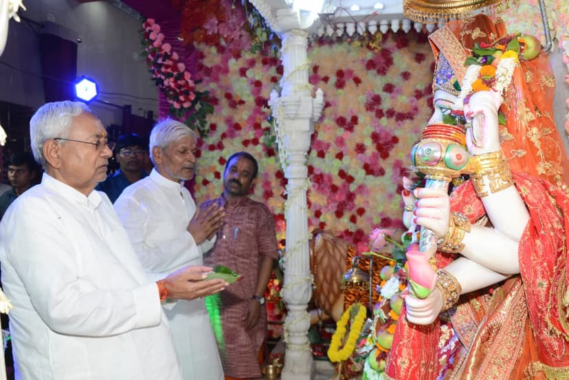 पटना के डाकबंगला चौराहा समेत विभिन्न पूजा पंडालों में जाकर सीएम नीतीश ने माता का किया दर्शन, प्रदेश में अमन-चैन की मांगी दुआ