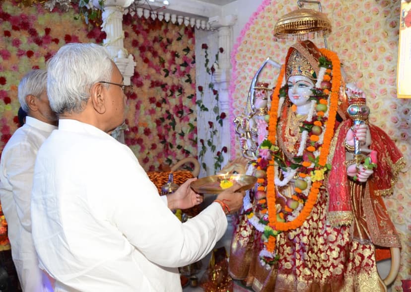पटना के डाकबंगला चौराहा समेत विभिन्न पूजा पंडालों में जाकर सीएम नीतीश ने माता का किया दर्शन, प्रदेश में अमन-चैन की मांगी दुआ