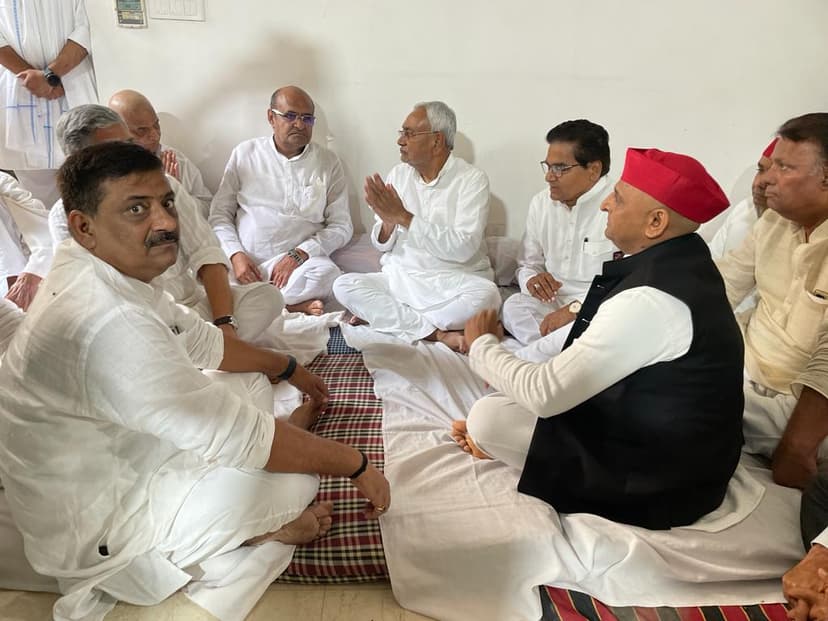 नेताजी को दी श्रद्धांजलि, अखिलेश यादव को बंधाया ढांढस