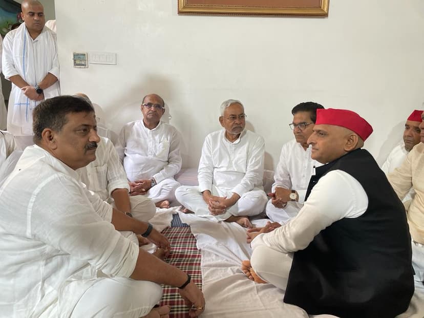 नेताजी को दी श्रद्धांजलि, अखिलेश यादव को बंधाया ढांढस