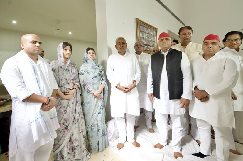 नेताजी को दी श्रद्धांजलि, अखिलेश यादव को बंधाया ढांढस