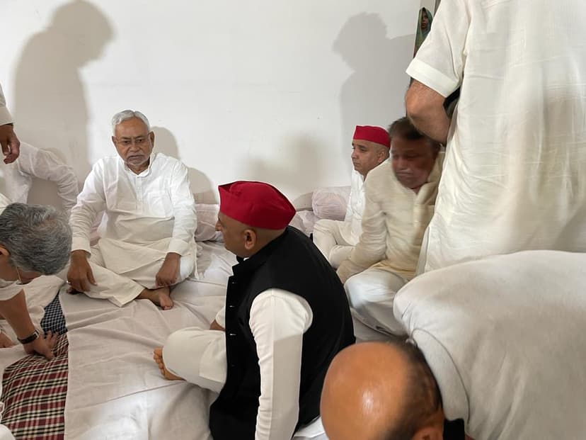 नेताजी को दी श्रद्धांजलि, अखिलेश यादव को बंधाया ढांढस