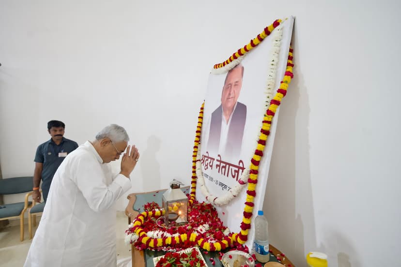 नेताजी को दी श्रद्धांजलि, अखिलेश यादव को बंधाया ढांढस