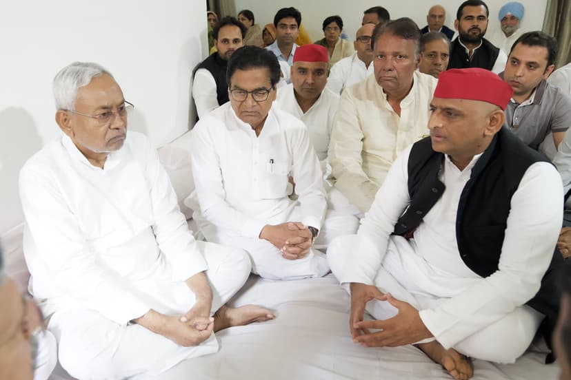 नेताजी को दी श्रद्धांजलि, अखिलेश यादव को बंधाया ढांढस