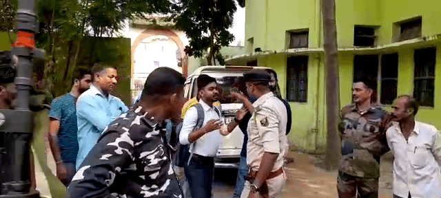कैमूर में ANM कॉलेज की जांच करने आया फर्जी आयकर अधिकारी हुआ ARREST.