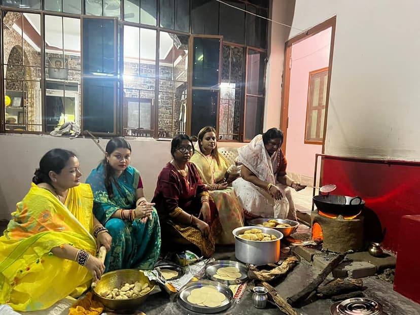 खरना का प्रसाद ग्रहण कर रहे हैं लोग