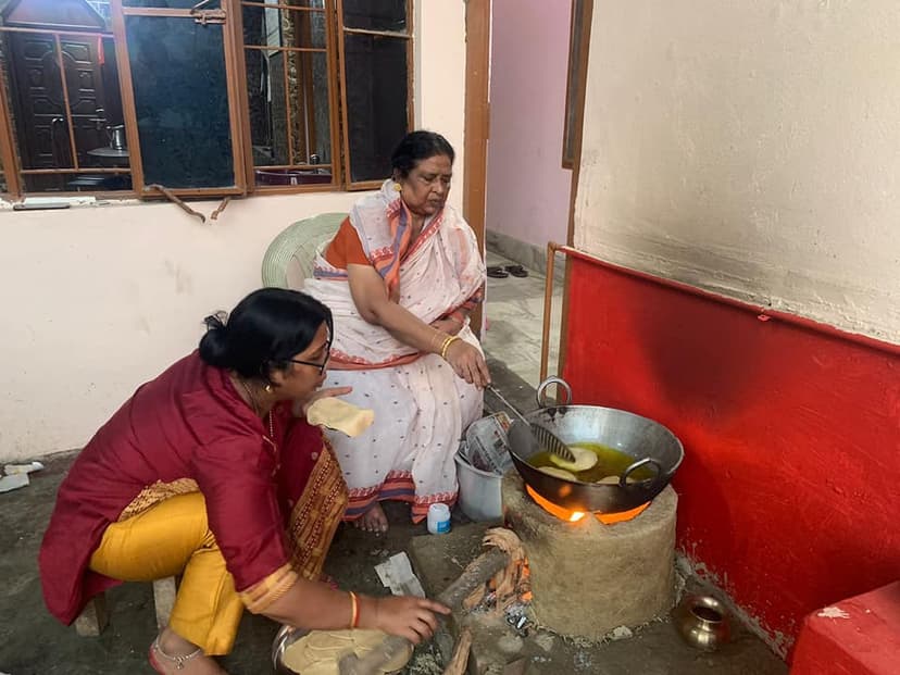 खरना का प्रसाद ग्रहण कर रहे हैं लोग