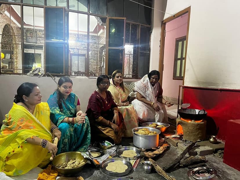 खरना का प्रसाद ग्रहण कर रहे हैं लोग