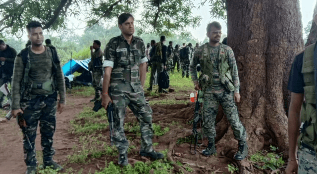 खुशी में गढवा एसपी ने CRPF जवानों के साथ पहाड़ की चोटी पर चढ कराया फोटो सेशन..