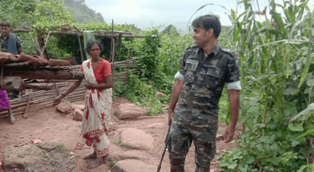 खुशी में गढवा एसपी ने CRPF जवानों के साथ पहाड़ की चोटी पर चढ कराया फोटो सेशन..