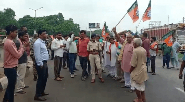 गोलीबारी के खिलाफ बेगूसराय बंद कराने सड़क पर उतरे बीजेपी कार्यकर्ता..