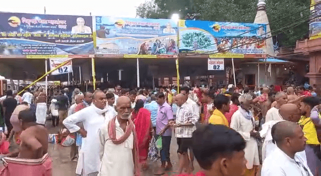 पितृ अमावस्या के अवसर पर गयाजी में पूर्वजों को जल देने के लिए उमड़ी हजारों की भीड़