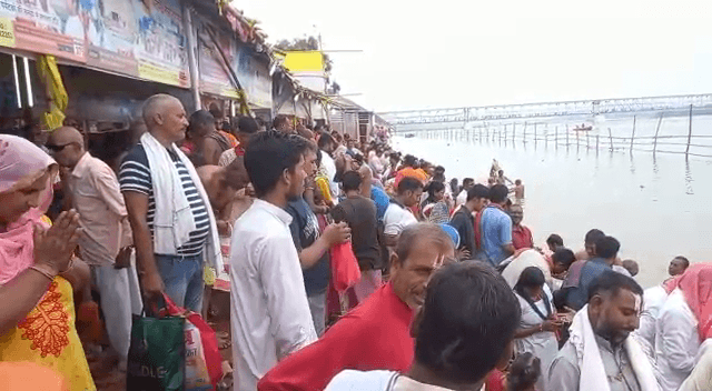 पितृ अमावस्या के अवसर पर गयाजी में पूर्वजों को जल देने के लिए उमड़ी हजारों की भीड़