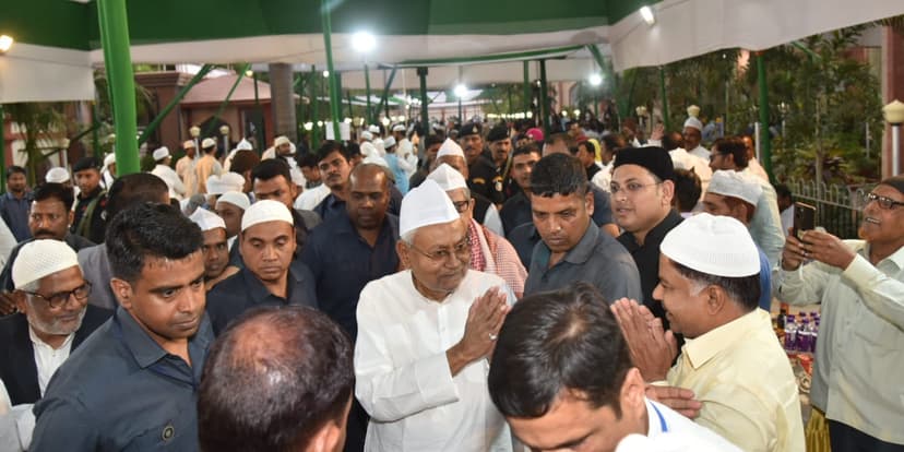 नीतीश-तेजस्वी समेत कई नेता रहे मौजूद, सैकड़ों रोजेदार हुए शामिल