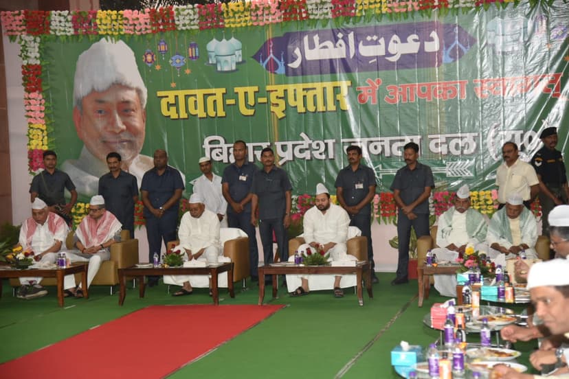 नीतीश-तेजस्वी समेत कई नेता रहे मौजूद, सैकड़ों रोजेदार हुए शामिल