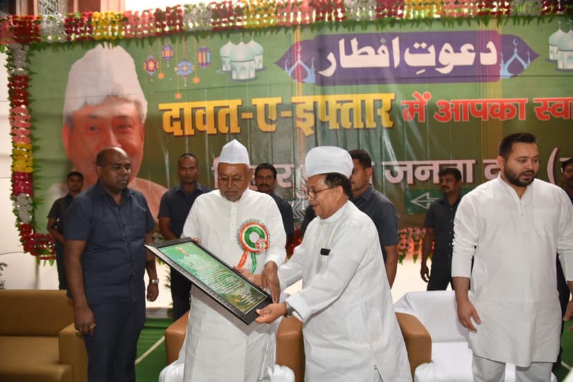 नीतीश-तेजस्वी समेत कई नेता रहे मौजूद, सैकड़ों रोजेदार हुए शामिल