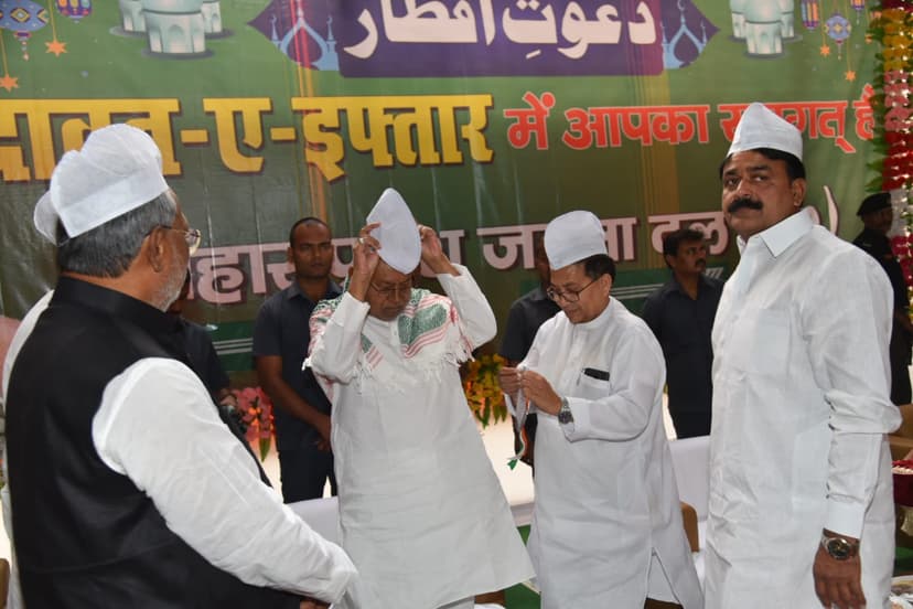 नीतीश-तेजस्वी समेत कई नेता रहे मौजूद, सैकड़ों रोजेदार हुए शामिल