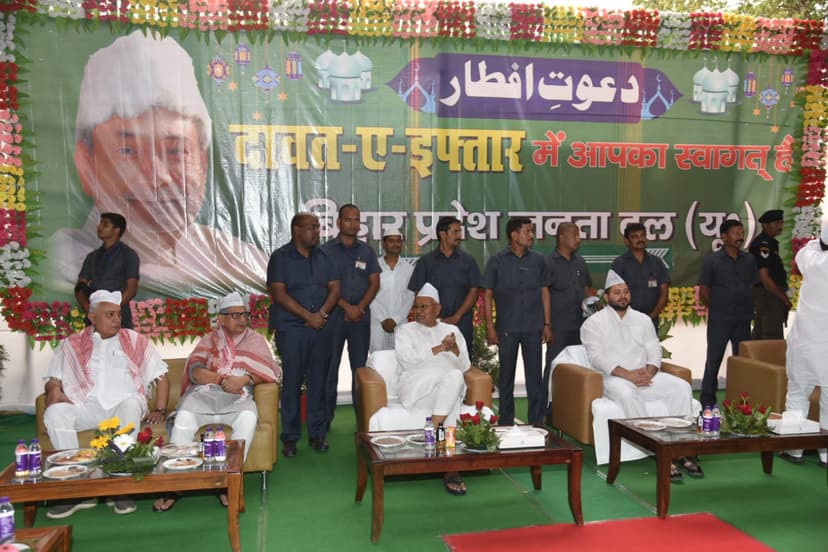 नीतीश-तेजस्वी समेत कई नेता रहे मौजूद, सैकड़ों रोजेदार हुए शामिल
