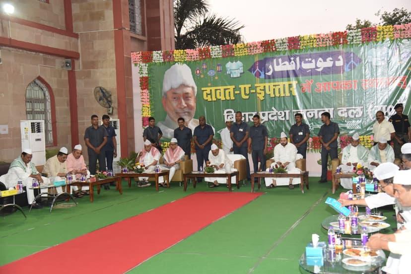 नीतीश-तेजस्वी समेत कई नेता रहे मौजूद, सैकड़ों रोजेदार हुए शामिल