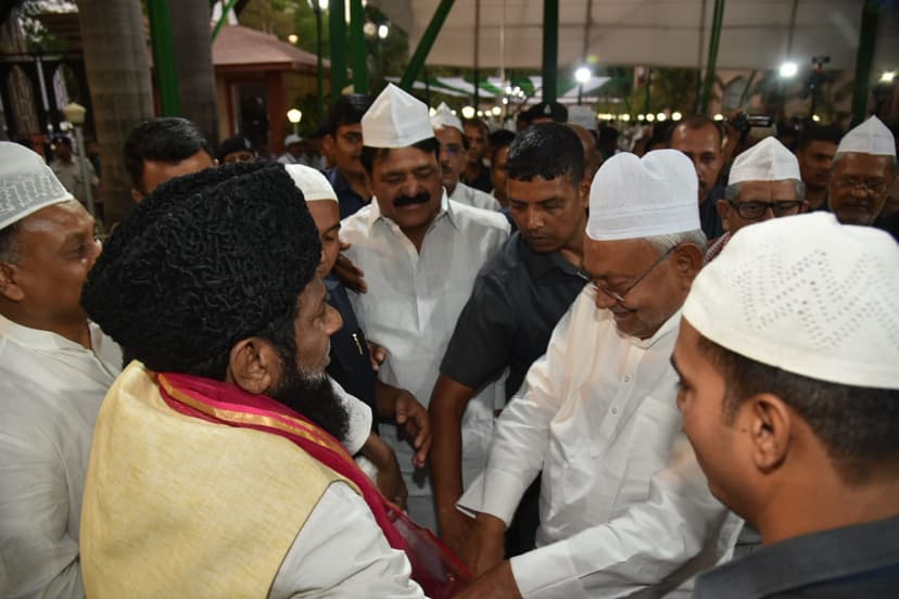 नीतीश-तेजस्वी समेत कई नेता रहे मौजूद, सैकड़ों रोजेदार हुए शामिल