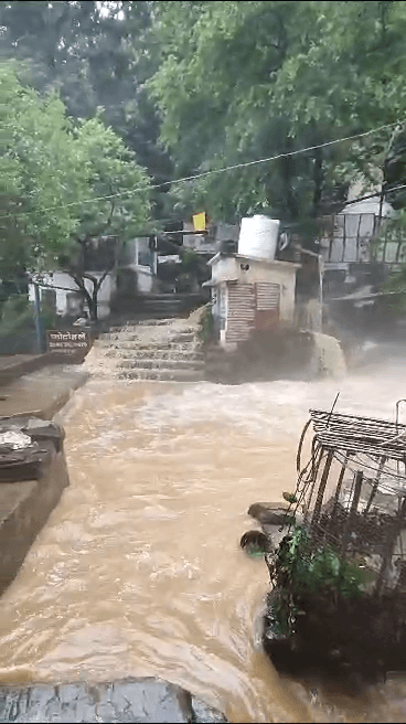 रोहतास में जलप्रपात का भयानक रूप देख जान बचाकर भागे पर्यटक और श्रद्धालु