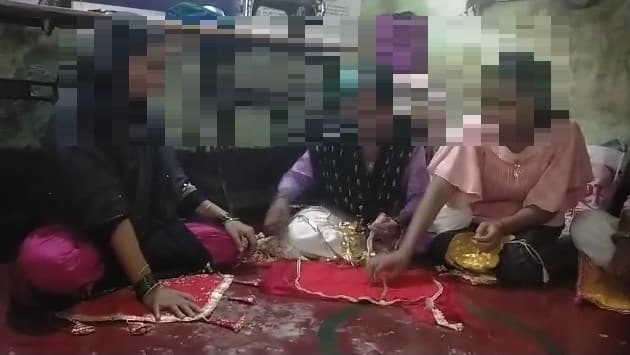 जिन्हें समाज ने त्यागा, उन्होंने बुना प्रेम का धागा