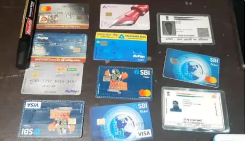 हाजीपुर में ATM के जरिए फ्राड करते दो युवकों को भीड़ ने पकड़ा..