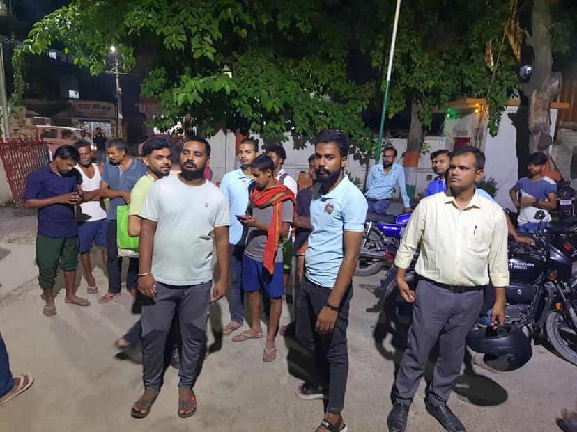हाजीपुर में ATM के जरिए फ्राड करते दो युवकों को भीड़ ने पकड़ा..