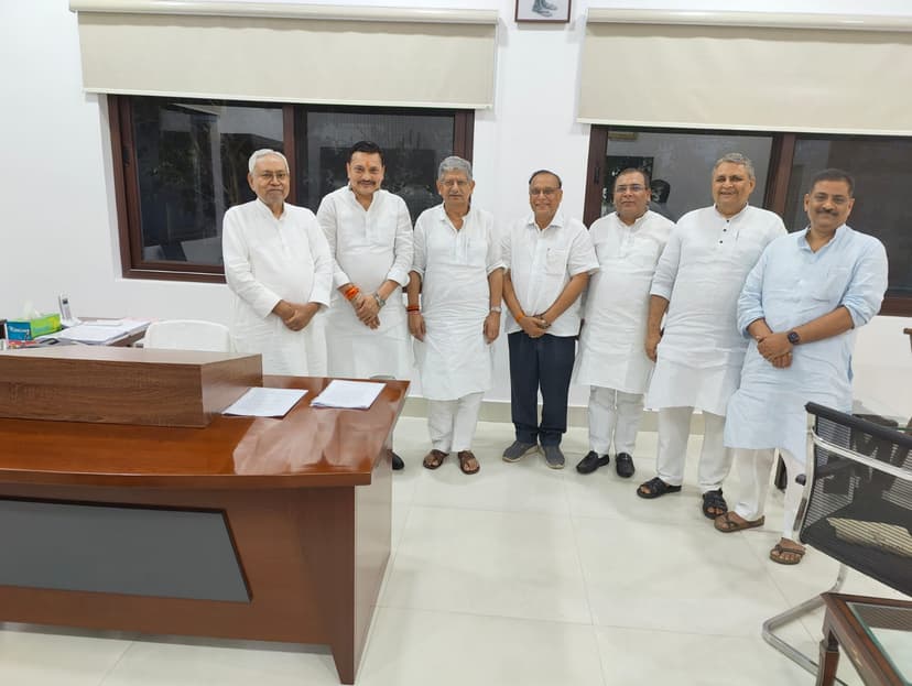 वृंदावन से लाए महायज्ञ का प्रसाद किया भेंट, अध्यक्ष ललन सिंह, अशोक चौधरी समेत पार्टी के कई वरिष्ठ नेता रहे मौजूद