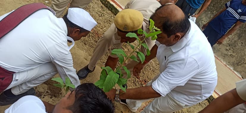 पौधारोपण कर पर्यावरण संरक्षण का दिया संदश, पुलिस कप्तान भी रहे मौजूद