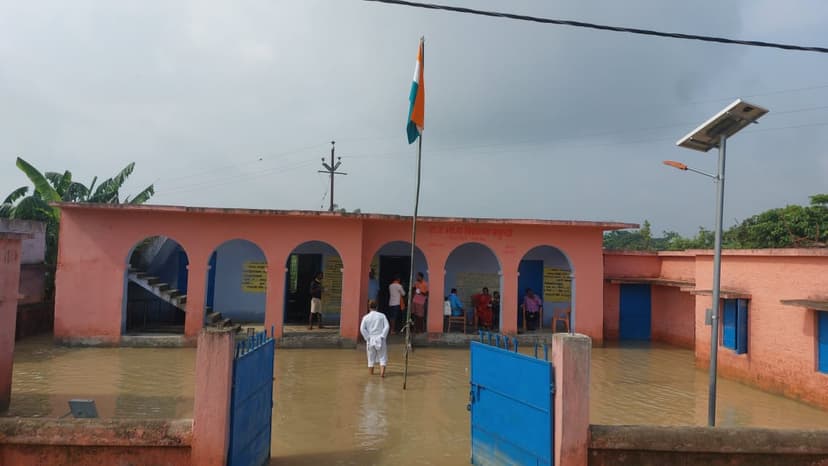पानी से भरे स्कूल परिसर में शिक्षक और छात्रों ने तिरंगे को दी सलामी..