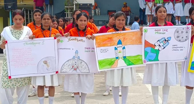 गया में स्कूली छात्रों ने की चंद्रयान-3 की सफलता की कामना, पेंटिंग के जरिए दिया संदेश