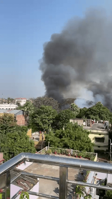 अतिक्रमण हटाने पहुंची पुलिस का विरोध,झोपड़ी से सिलेंडर विस्फोट की आने लगी आवाज..