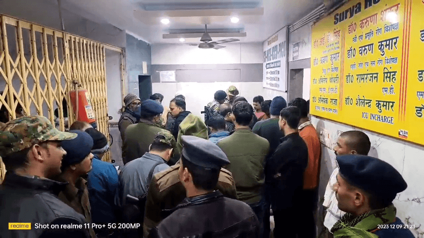 छापेमारी करने गयी पुलिस टीम पर हमला,जान बचाने के लिए हवाई फायरिंग..