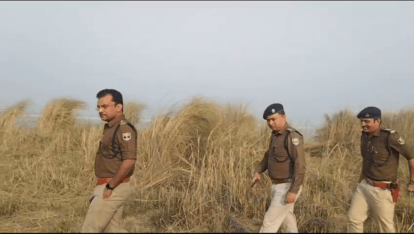 गंगा पार कर जब SP पहुंचे दियारा,तो लोगों के चेहरे पर आयी मु्स्कान..